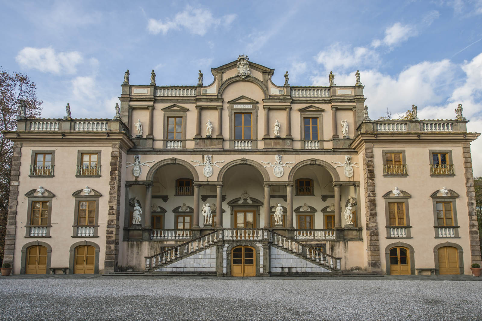 LUXURY REAL ESTATE IN ITALY